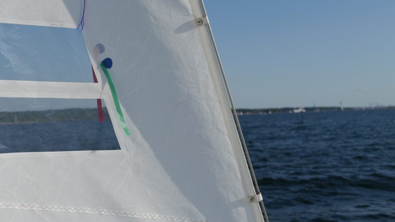 Vorsegel mit Windfänchen in der Sonne