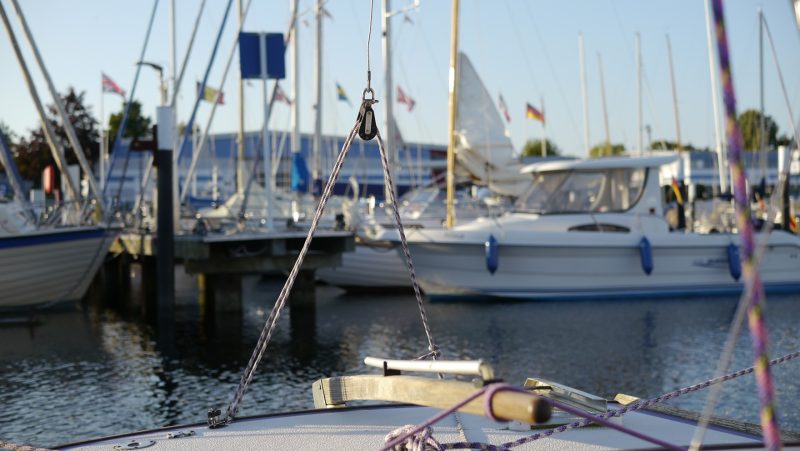 Achterstag vom Folkeboot im Hafen