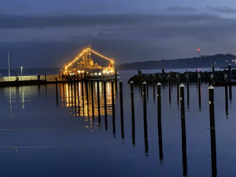 Boot im Strander Hafen mit Lichterkette