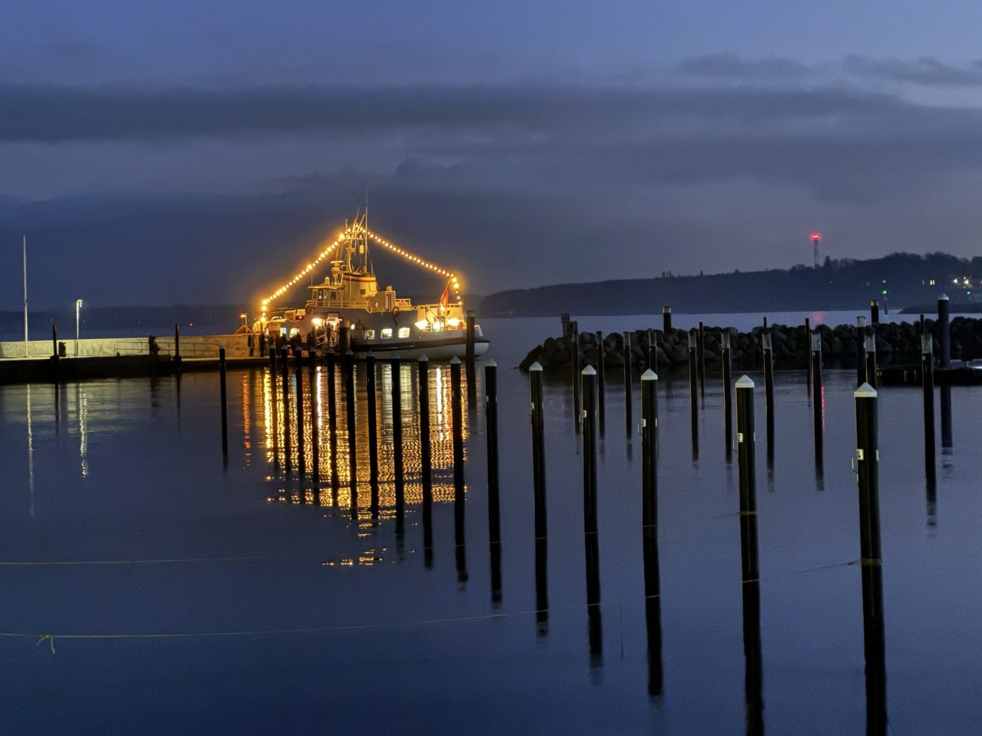 Boot im Strander Hafen mit Lichterkette