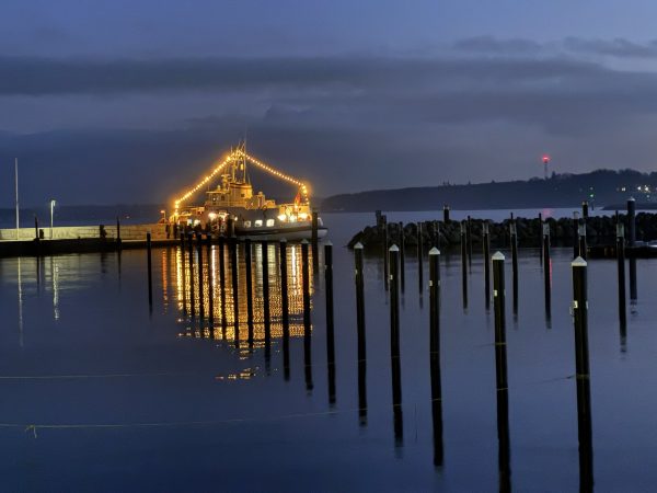 Boot im Strander Hafen mit Lichterkette