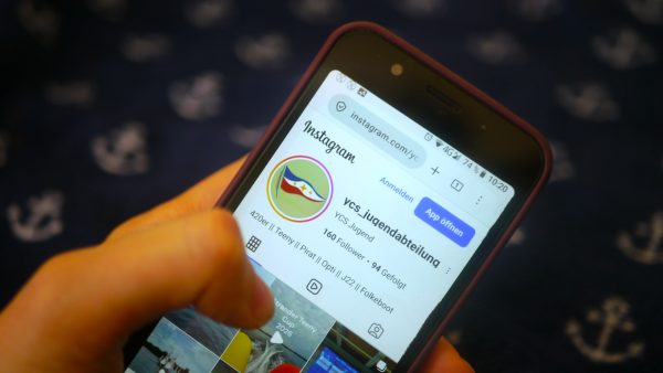 Smartphone mit YCS Jugend Instagramseite