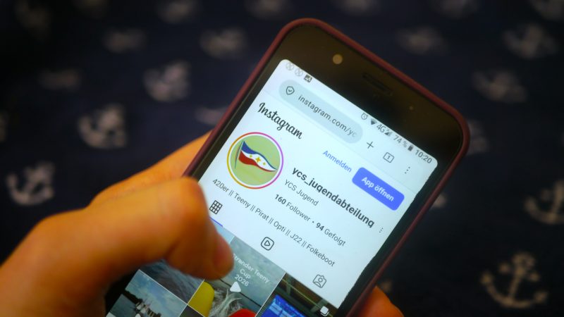 Smartphone mit YCS Jugend Instagramseite